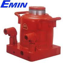 Bottle jack used in industrial lifting and maintenance applications